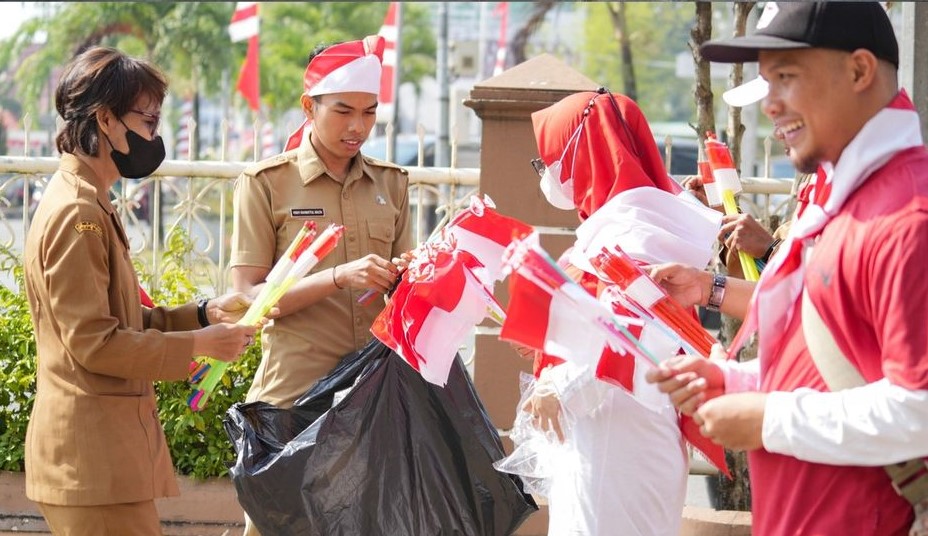 Pembagian Bendera Merah Putih Menjelang HUT Ke-78 Kemerdekaan Republik Indonesia