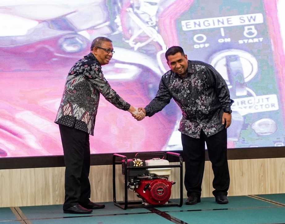 Gubernur Sutarmidji Terima Mesin Pompa Air dari Konsulat Malaysia