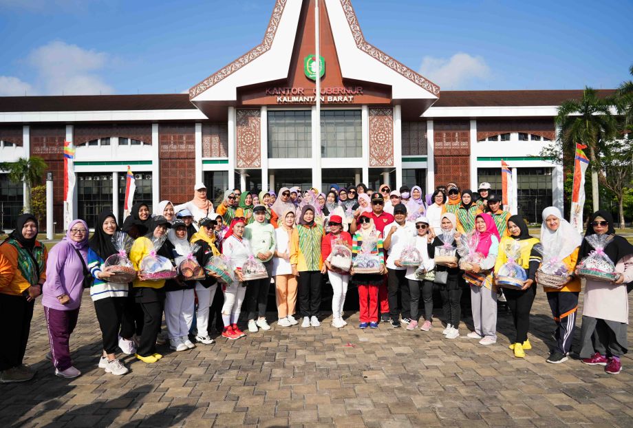 Membangun Generasi Emas Indonesia Sehat : Windy Ajak Wanita Kalbar Giatkan Olahraga Lewat Senam Bersama