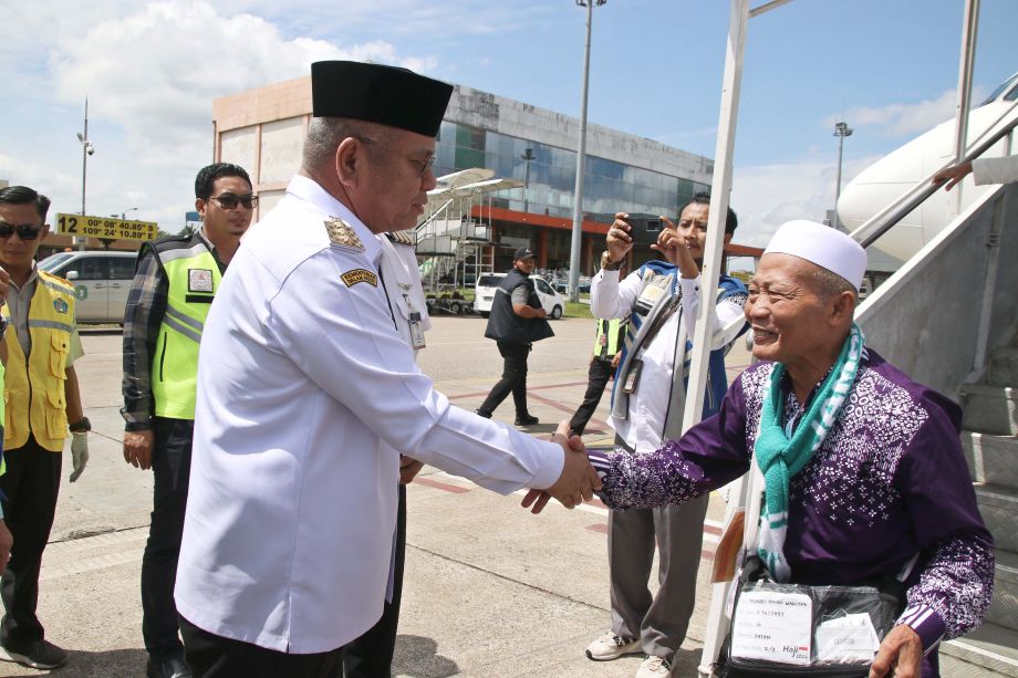 Pj. Gubernur Harisson sambut kedatangan Jemaah Haji Kalbar di Bandara Supadio