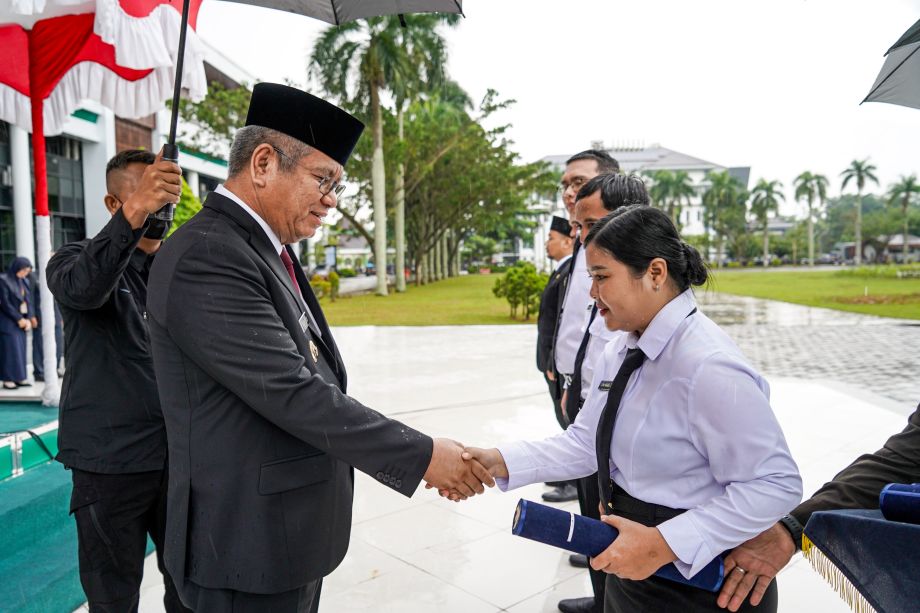 Lantik PPPK dan Fungsional ASN, Pj. Gubernur Harisson Tegaskan Jaga Disiplin Kerja dan Netralitas ASN