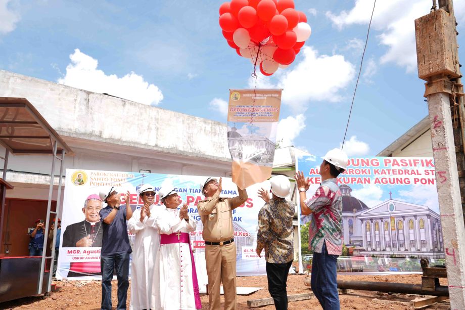 Pj. Gubernur Harisson hadiri pemancangan tiang pertama pembangunan Gedung Pasifikus Paroki Katedral ST. Yosef Pontianak