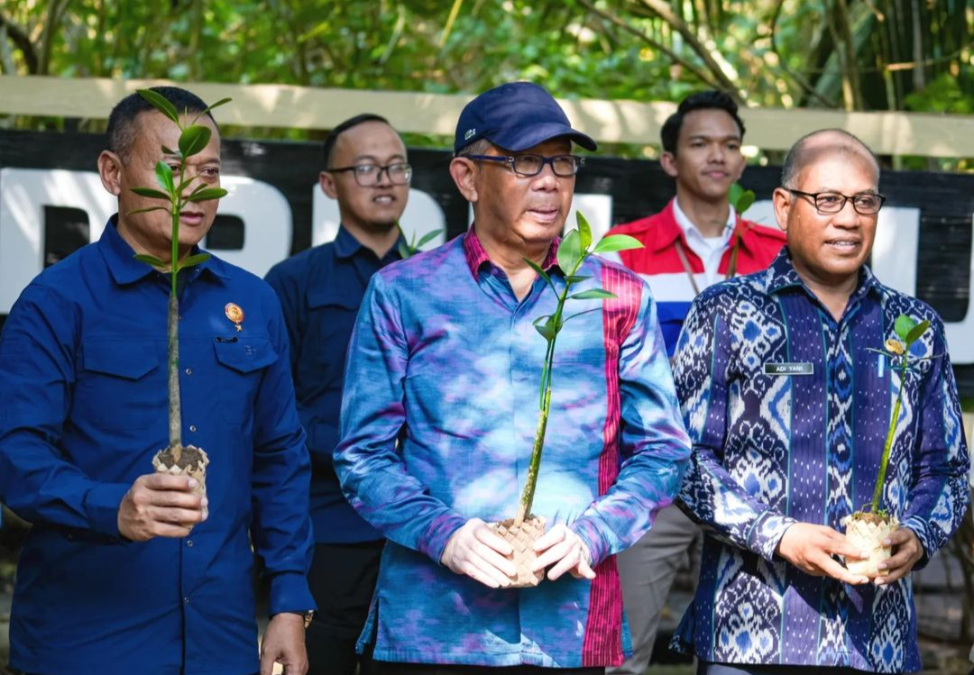 Verifikasi Lapangan Penilaian Satyalancana Wira Karya Gubernur Midji Membawa Tim Penilaian ke Desa Sungai Kupah