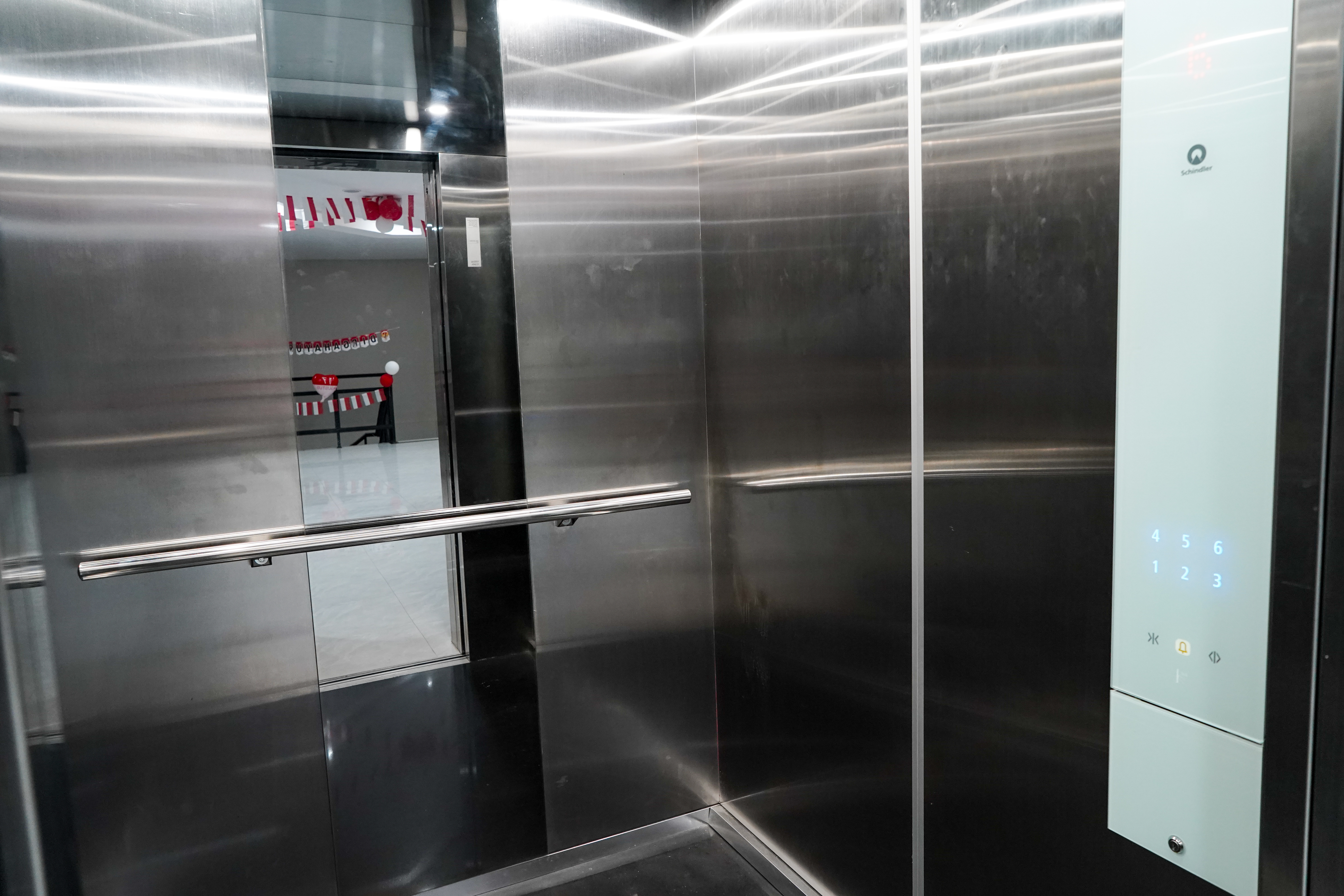 alat bantu pegangan pada lift